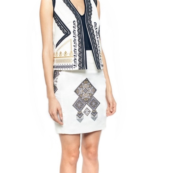 WHITE UKRAINIAN EMBROIDERED SILK MINI SKIRT - Picture 2 of 8